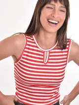 Musculosa roja con rayas horizontales blancas, cuello redondo con abertura en forma de gota y ribete blanco en cuello y sisas.