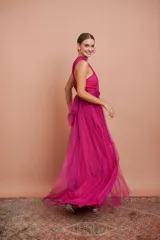 Vestido largo color fucsia de micro tul, strapless y multi posición.