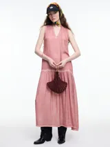 Vestido largo gris de viscosa con efecto gastado, sin mangas, escote halter y tira fina para anudar al cuello tipo choker. Falda con recorte y frunces.