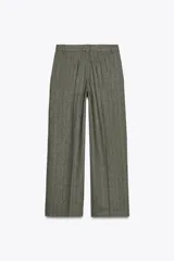 Pantalón de tiro alto con bolsillos delanteros, pinzas y cierre frontal con cremallera y gancho metálico.