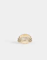 Broche dorado con forma de caracola.