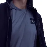 Remera deportiva gris de poliéster con cuello redondo y logo de Topper estampado en el pecho.