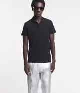 Remera polo de hombre, corte slim, color gris claro, confeccionada en tejido de media malla acanalada de algodón.