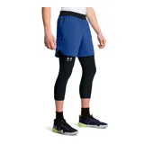 Short deportivo azul con cintura elástica negra, bolsillos laterales con cierre y logo de la marca en la pierna izquierda.