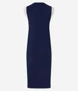 Vestido midi azul marino de algodón, con cuello redondo, sin mangas y detalle de sisa contrastante en color blanco. Incluye cinturón negro con hebilla metálica.