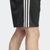 Short de tricot liviano negro, con corte holgado y cintura elástica con cordón de ajuste, diseñado para comodidad y movimiento.