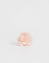 Broche para el pelo de acrílico color rosa claro con forma de flor.