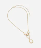 Collar corto dorado con colgantes de resina color crema y aro dorado. Cierre con tornillo.