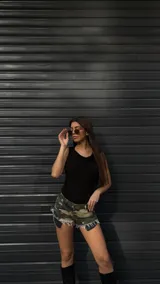Short de jean de tiro alto con estampado camuflado, ruedo desflecado y bolsillos traseros.