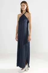 Vestido largo azul marino con escote halter y espalda descubierta. Confeccionado en lino italiano con hilo metalizado.