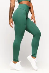 Calza deportiva negra de tiro alto con cordón ajustable en la cintura y logo estampado en la pierna.