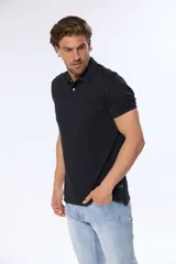 Remera polo piqué lisa negra con cuello en rib y botones personalizados.