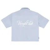 Camisa de hombre Venefo Club, corte boxy fit, color celeste con rayas verticales blancas, confeccionada en gabardina de algodón. Estampado en la espalda con el nombre de la marca en color blanco.