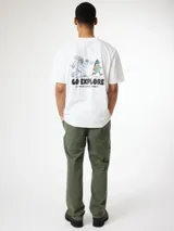 Camiseta blanca de algodón orgánico con corte oversize y estampado en la espalda de un yeti y un explorador.