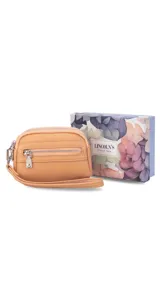 Monedero negro de simil cuero con correa para la mano, diseño práctico y compacto. Bolsillo principal con doble cierre, y un bolsillo frontal pequeño para llevar monedas.