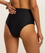 Bombacha de bikini tiro alto color negro, de microfibra lisa.