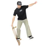 Pantalón carpintero color verde oliva, de corte amplio, con múltiples bolsillos y lazo porta herramientas.