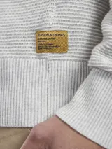 Sweater de punto color azul marino con cuello redondo y mangas raglán.