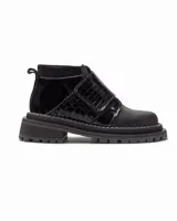 Botinetas negras de cuero con suela track y ajuste con velcro.