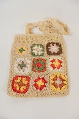 Cartera tipo shopper tejida a crochet con rafia color beige y diseño de cuadrados de la abuela multicolores.