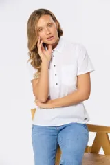 Camisa blanca de lino y algodón, de manga corta, con cuello clásico, medio abotonado y bolsillo de parche en el pecho.