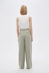 Pantalón de vestir color verde oliva, de corte ancho y tiro alto.