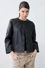 Chaqueta negra de eco cuero calado, con cuello redondo y cierre frontal con botones a presión.