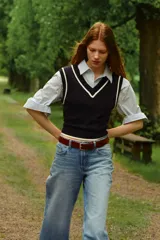 Pantalón de jean celeste de tiro alto, corte recto y pierna ancha.