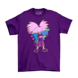Remera violeta con estampado del personaje Arnold de la serie animada Hey Arnold!, con diseño geométrico de estilo retro.