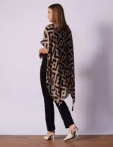 Kimono tejido con estampado geométrico en tonos rosa y verde, con terminación de ruedo con borlas verdes.