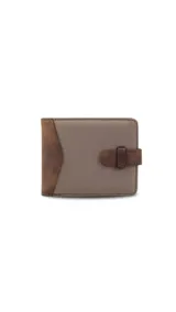 Billetera marrón oscuro de símil cuero y tela canvas con presilla. Interior con visor, doble repartición para billetes, tarjeteros y bolsillo.