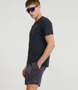 Bermuda masculina negra de microfibra con textura de perforaciones, cintura elástica ajustable con cordón y bolsillos.