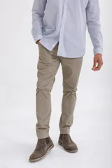 Pantalón de vestir color beige, de corte slim fit.