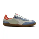 Championes Skechers Hotshot, color celeste y beige con detalles en naranja. Capellada de gamuza, plantilla Skechers Air-Cooled Memory Foam y suela de goma.