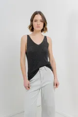 Musculosa tejida color azul eléctrico con hilo brillante, escote en “V” delantero y trasero.