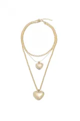 Collar dorado con diseño de corazones en dos capas.