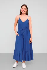 Vestido midi azul con breteles finos, escote en V con detalle de puntilla, cintura elastizada con lazo y falda con volado en el ruedo. Tiene bolsillos laterales.