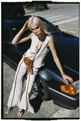 Chaleco color crema con textura brocada y flecos deshilachados en el ruedo.