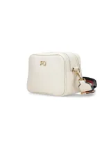 Cartera bandolera de cuero sintético color blanco con logo dorado en el frente. Tiene correa ancha de tela estampada con motivos geométricos y herrajes dorados. Incluye un dije de flecos de cuero en el lateral.