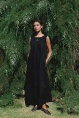 Vestido largo marrón con estampado de flores rosas, sin mangas y corte holgado.