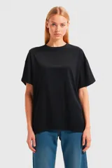 Remera negra de corte holgado y mangas cortas.