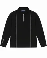 Chomba unisex negra de tejido waffle con textura, cierre frontal de alpaca y cuello camisero estructurado. Presenta líneas verticales blancas en el frente y logo bordado en la manga.