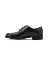 Zapato de vestir Oxford de cuero negro, con cordones y puntera reforzada.