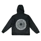 Campera negra con interior de polar, capucha extraíble y estampado de logo en el pecho y mangas.