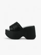 Sandalias negras de plataforma con tira acolchada.