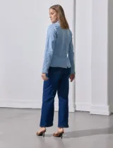 Blazer de jean celeste, marca Dictionary, con cuello con solapa, abertura central con botón, bolsillos delanteros y puños con botones.