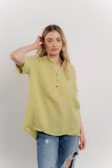Blusa color verde agua de lino, con cuello mao y escote en V abotonado.