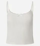 Top de bretel fino color blanco roto, confeccionado en tejido acanalado, con ribete de encaje y un pequeño moño decorativo en el centro del escote.