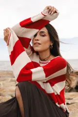 Sweater tejido a rayas horizontales azul marino y blanco, con cuello redondo en crochet, mangas caídas y largo a la cadera.