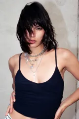 Collar plateado con cadena de eslabones y dijes colgantes de estrellas y esferas.